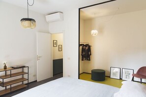 3 bedrooms, desk, iron/ironing board, travel crib