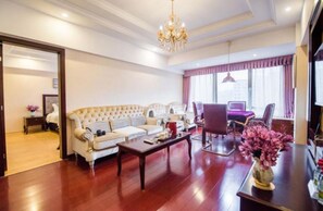 Premium bedding, down duvets, pillow-top beds, blackout curtains - Haikou Twelve Oaks Hotel (Haikou)