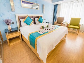 Premium bedding, down duvets, pillow-top beds, blackout curtains - Haikou Twelve Oaks Hotel (Haikou)