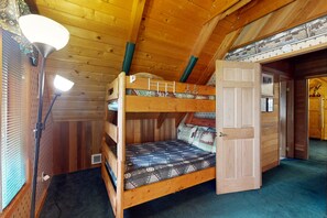 2 bedrooms, WiFi, bed sheets - Cozy, dog-friendly cabin w/ decks & mountain views (Leavenworth)