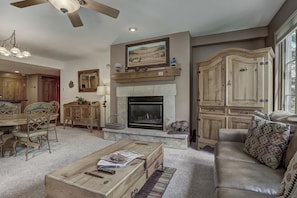 Appartement, 2 slaapkamers | Woonruimte | Een 42-inch televisie met kabelzenders en een open haard