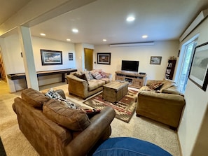 Fernseher, Kamin, DVD-Player