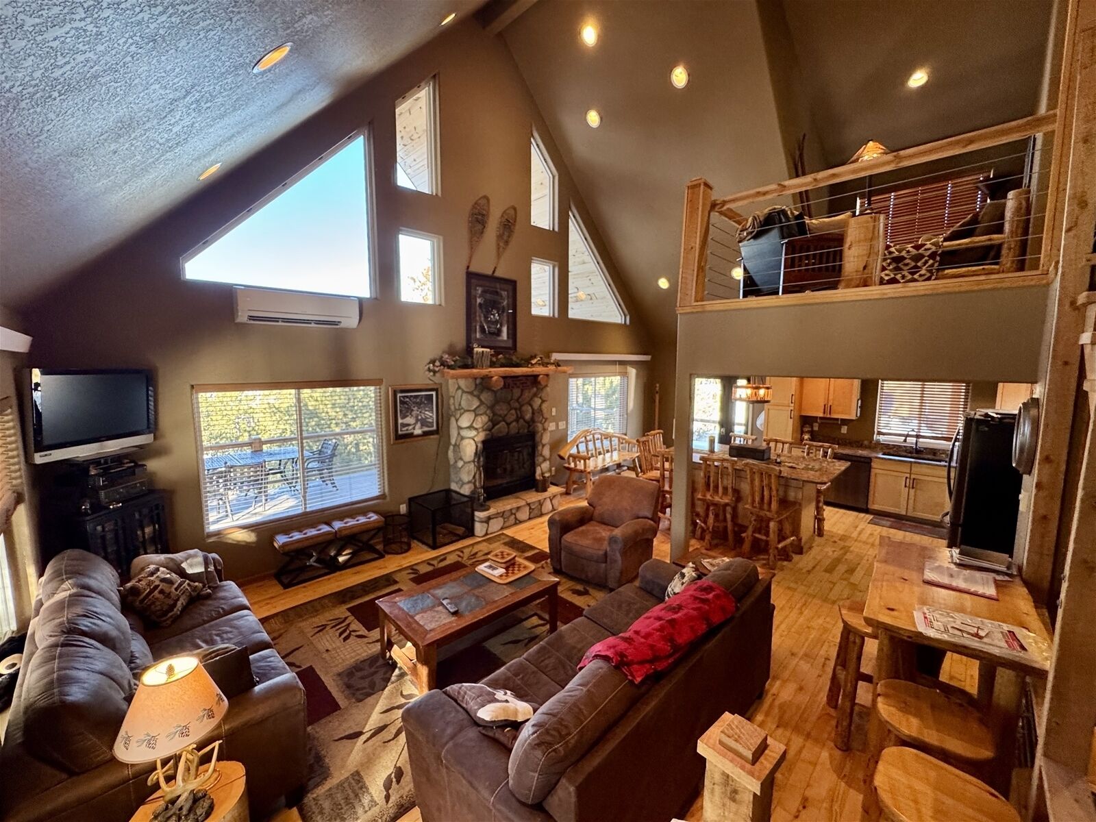 Fernseher, Kamin, DVD-Player