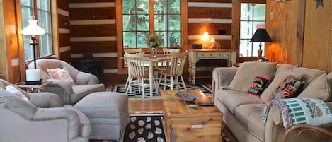 Una Smart TV, una chimenea, un reproductor de DVD, libros