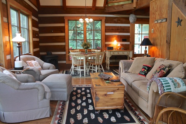 Smart-tv, een open haard, een dvd-speler en boeken