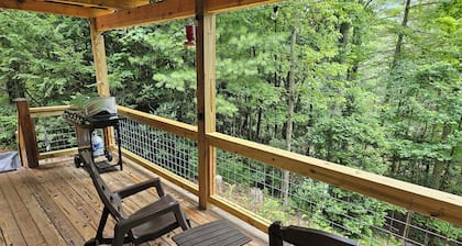 Nueva y acogedora cabaña con vista a la montaña - para parejas