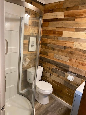 Bathtub, towels, toilet paper - Shugafoot Oceanfront (Kitty Hawk)