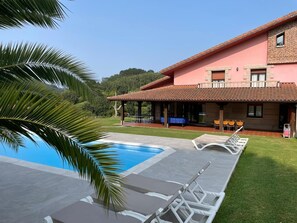 A house with a swimming pool, outdoor seating, and a covered patio area. - Rural house (full rental) Chalet in Arcentales for 12 people (Arcentales)