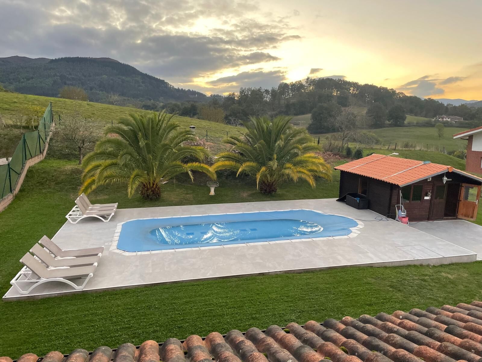 Una piscina al aire libre