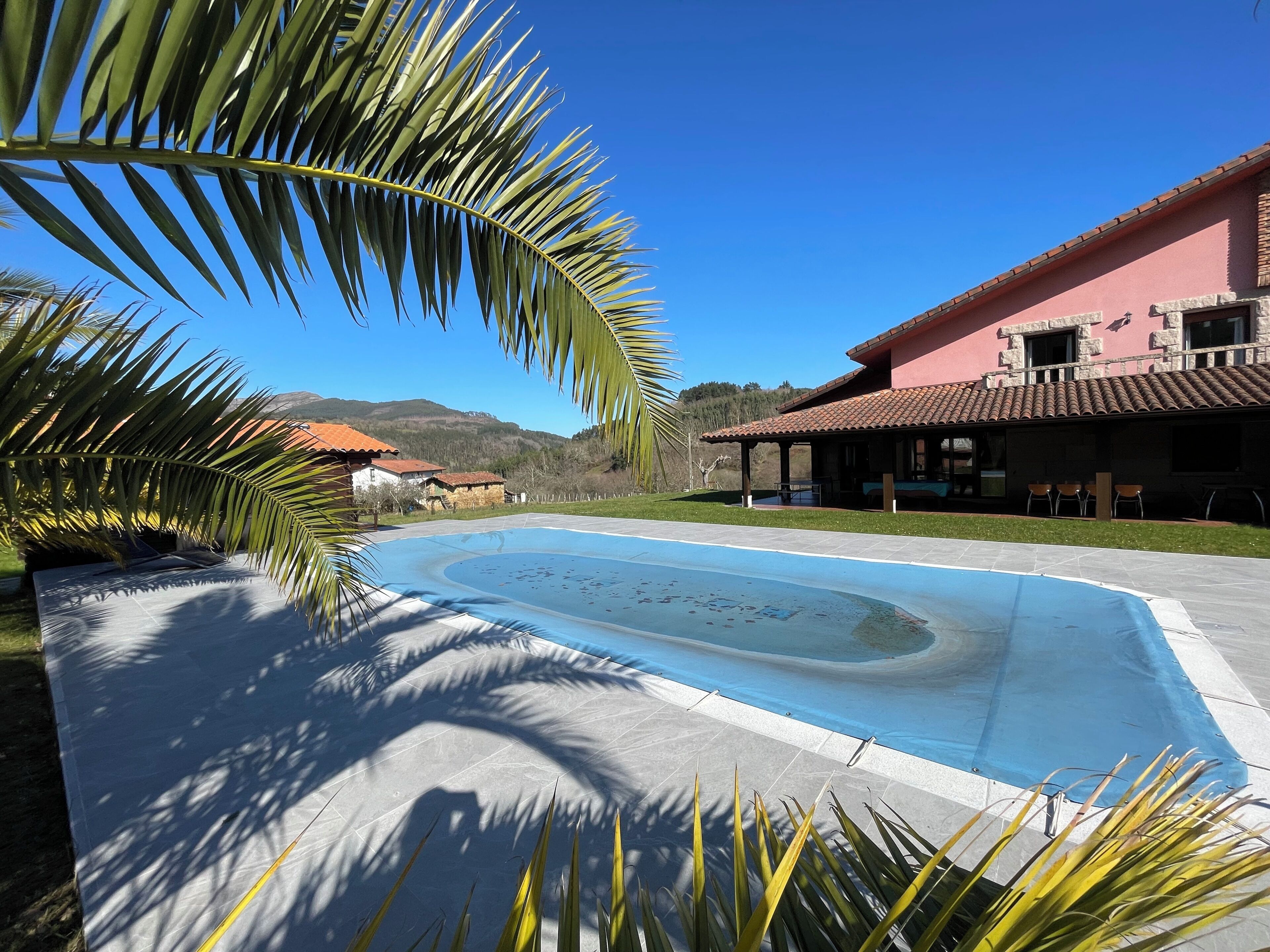 Una piscina al aire libre