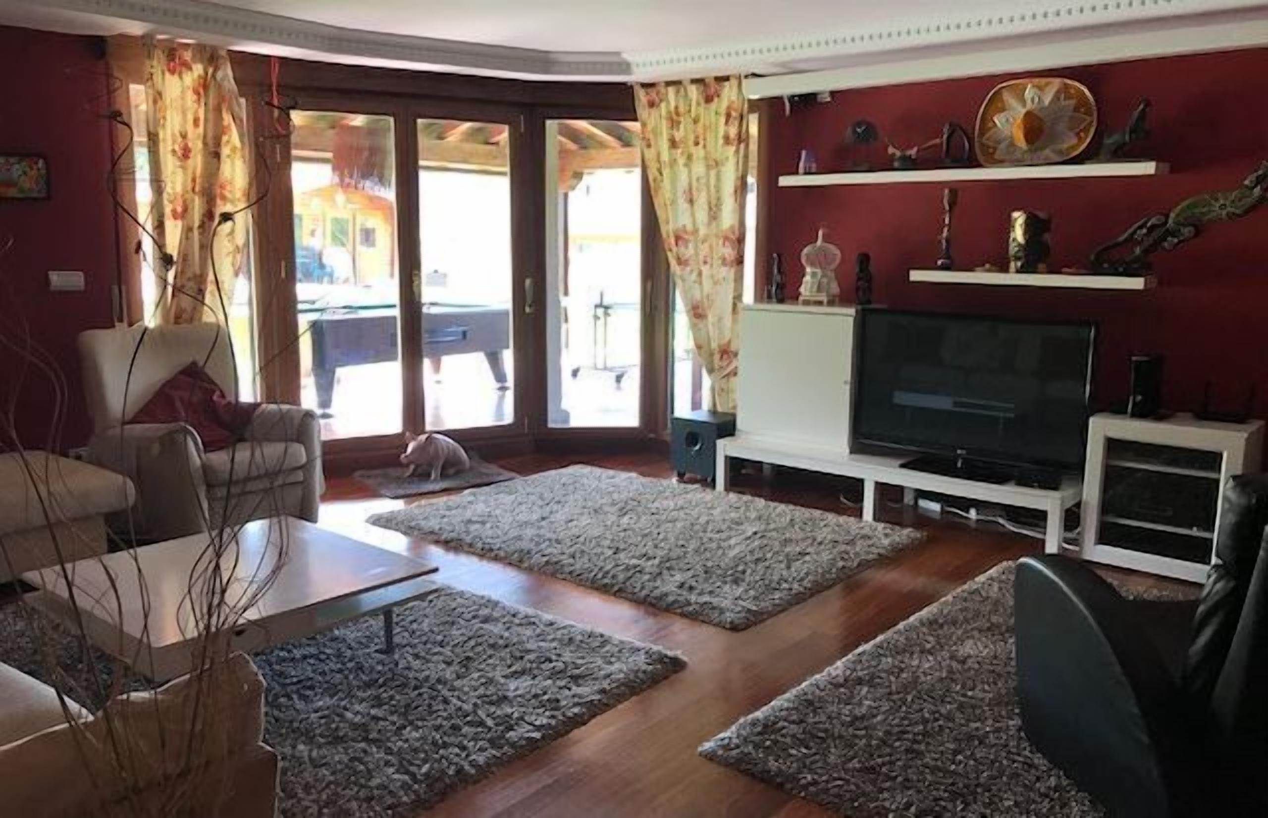 TV, caminetto, videogiochi, lettore DVD