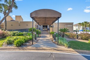 Property grounds - Updated Studio Condo w/ Free Beach Service (Destin)