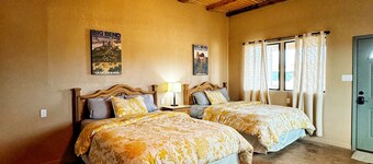 Med beliggenhet i byen, få minutter fra Big Bend nasjonalpark vestinngang