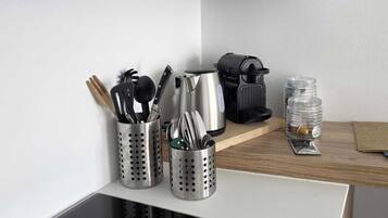 Macchina per tè/caffè, frigorifero, microonde, piano cottura