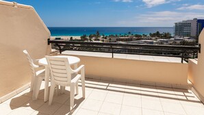 A balcony with a view of the beach and ocean. - Apartments Palm Garden (Morro Jable)