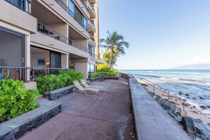 Property grounds - Maui Kai #103, Beautiful Ocean Front Studio! (Lahaina)