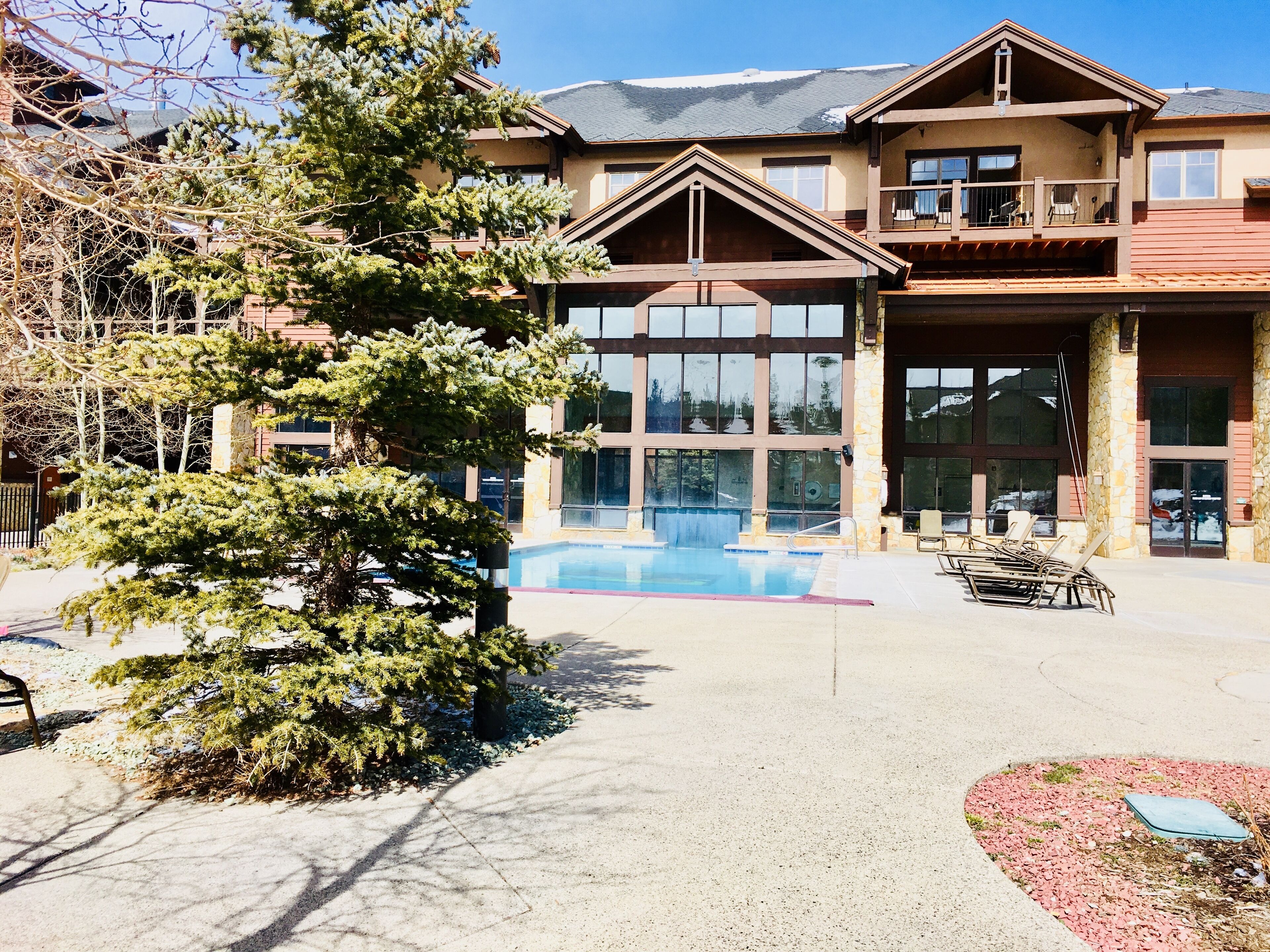 Innendørsbasseng og utendørsbasseng