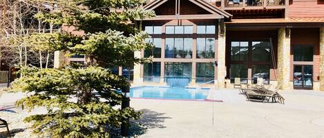 Innendørsbasseng og utendørsbasseng