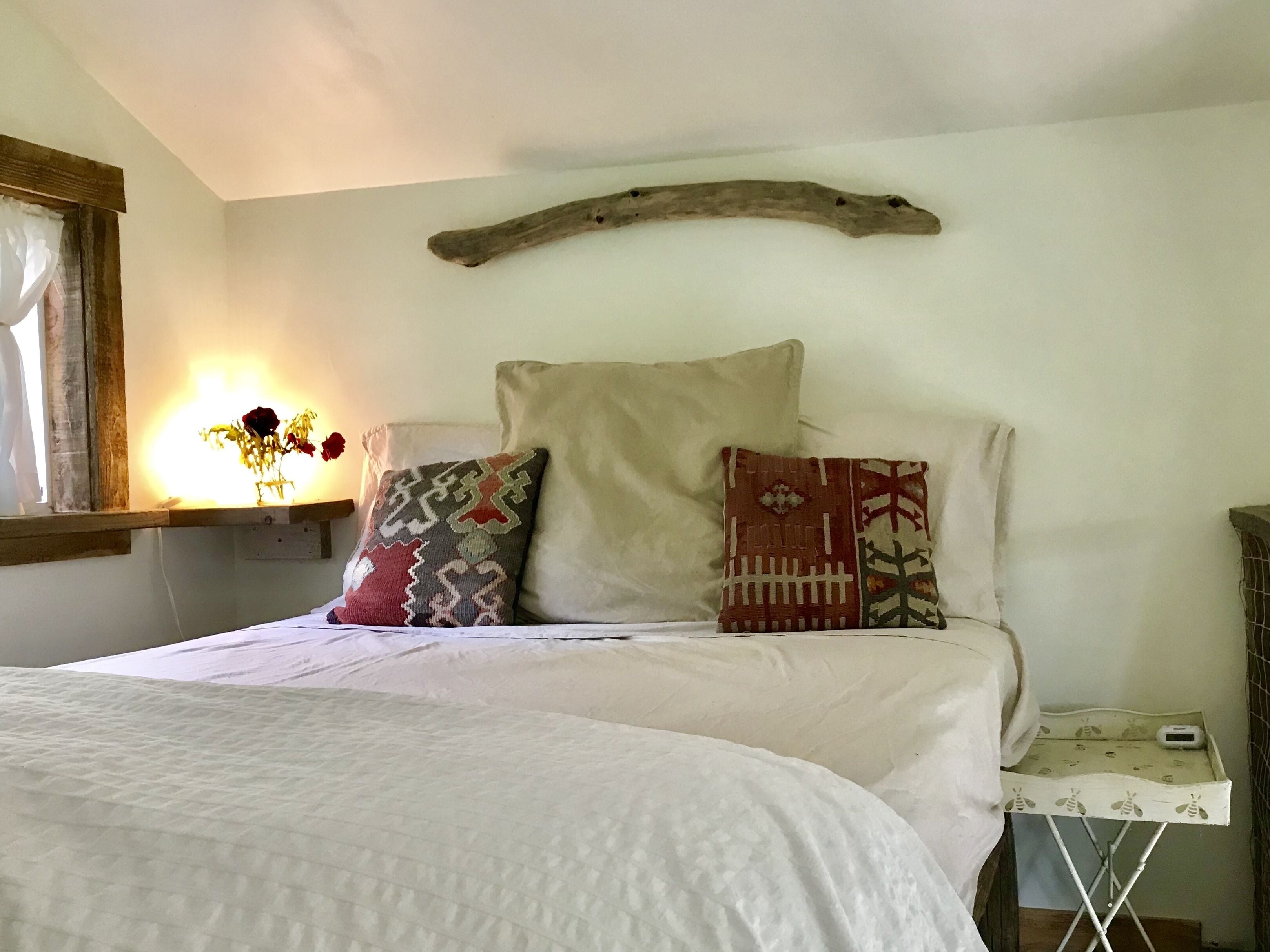 Escritorio, wifi, ropa de cama