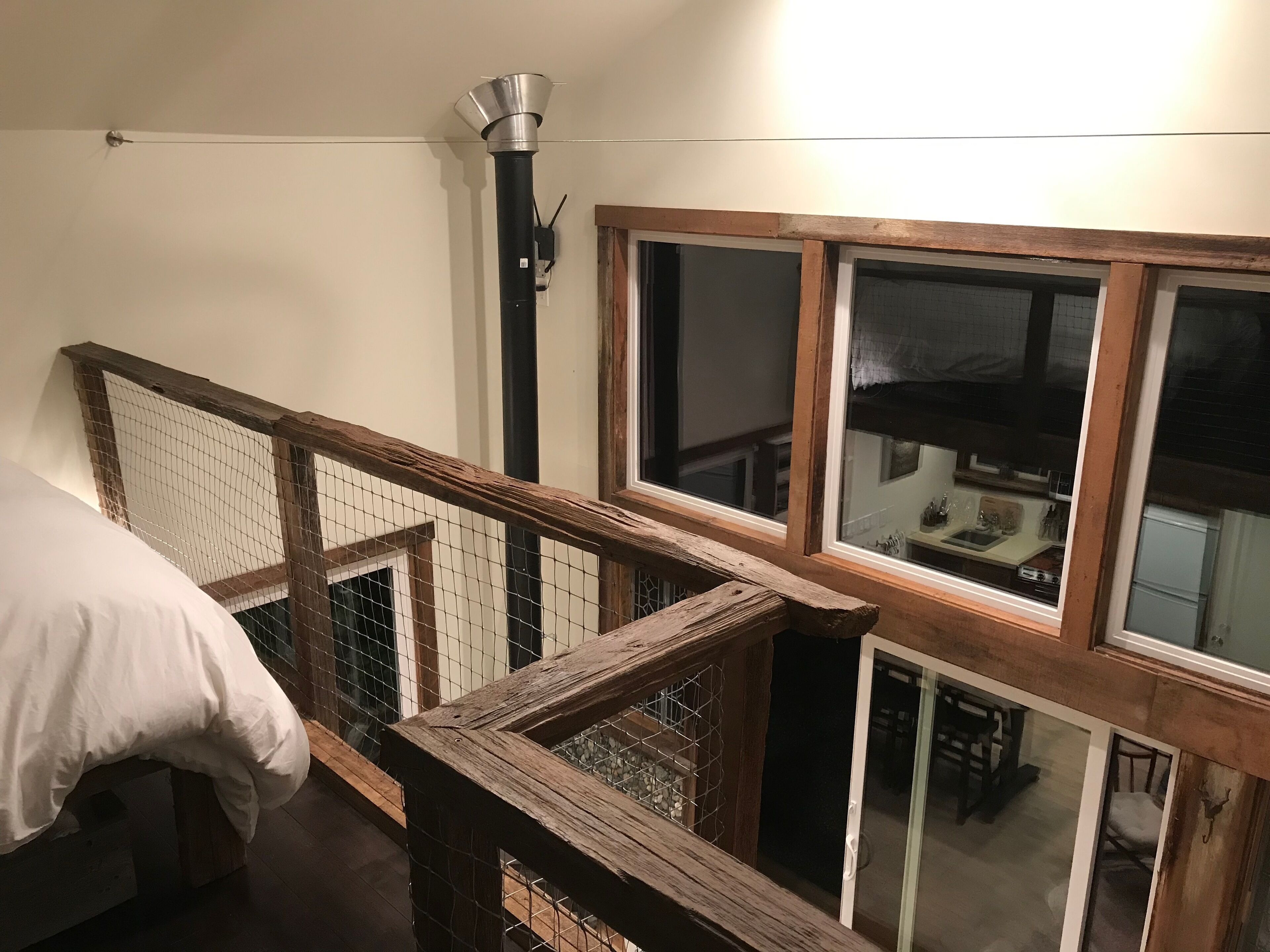 Escritorio, wifi y ropa de cama 