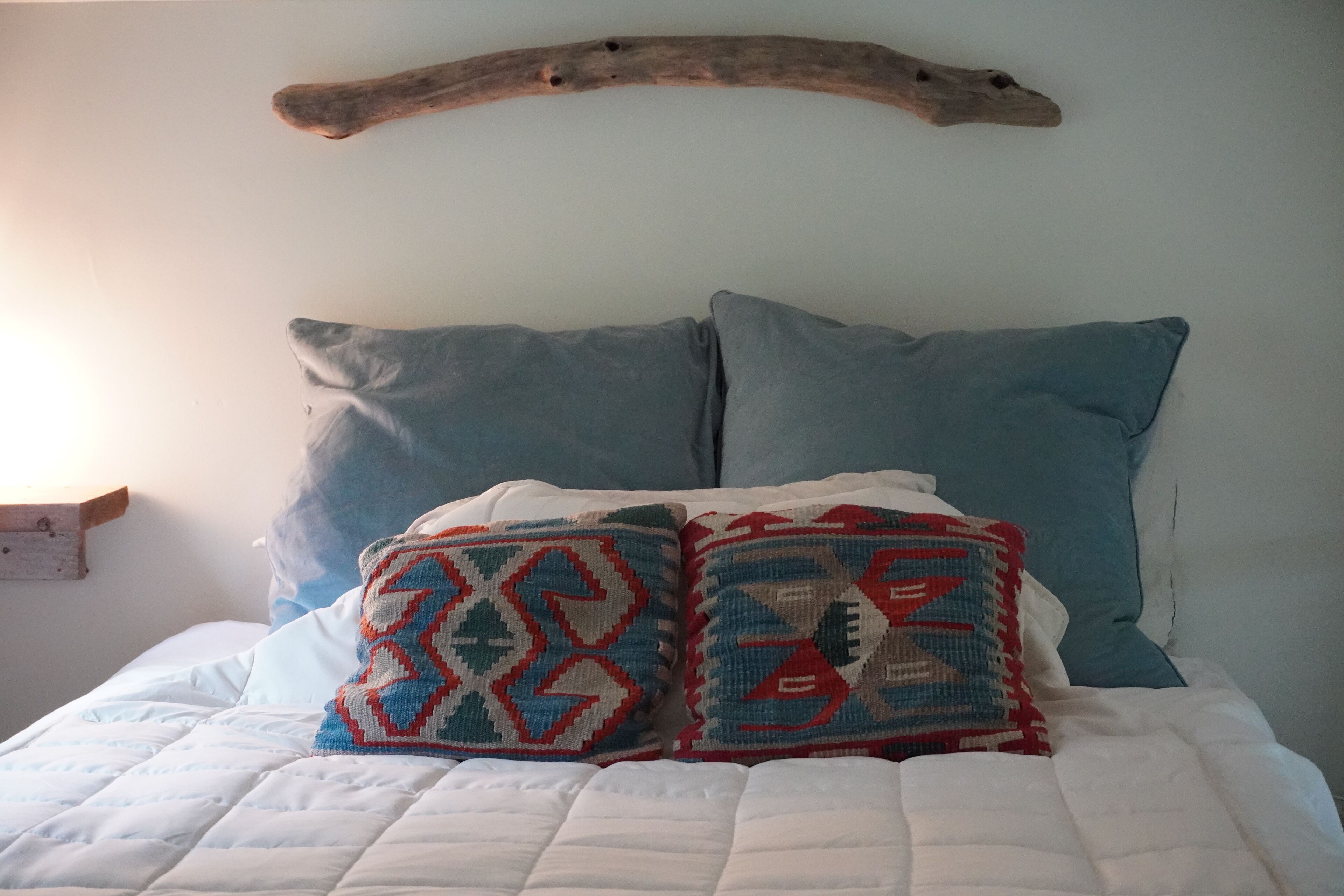 Een bureau, wifi, beddengoed