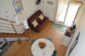 Téléviseur, table de ping-pong