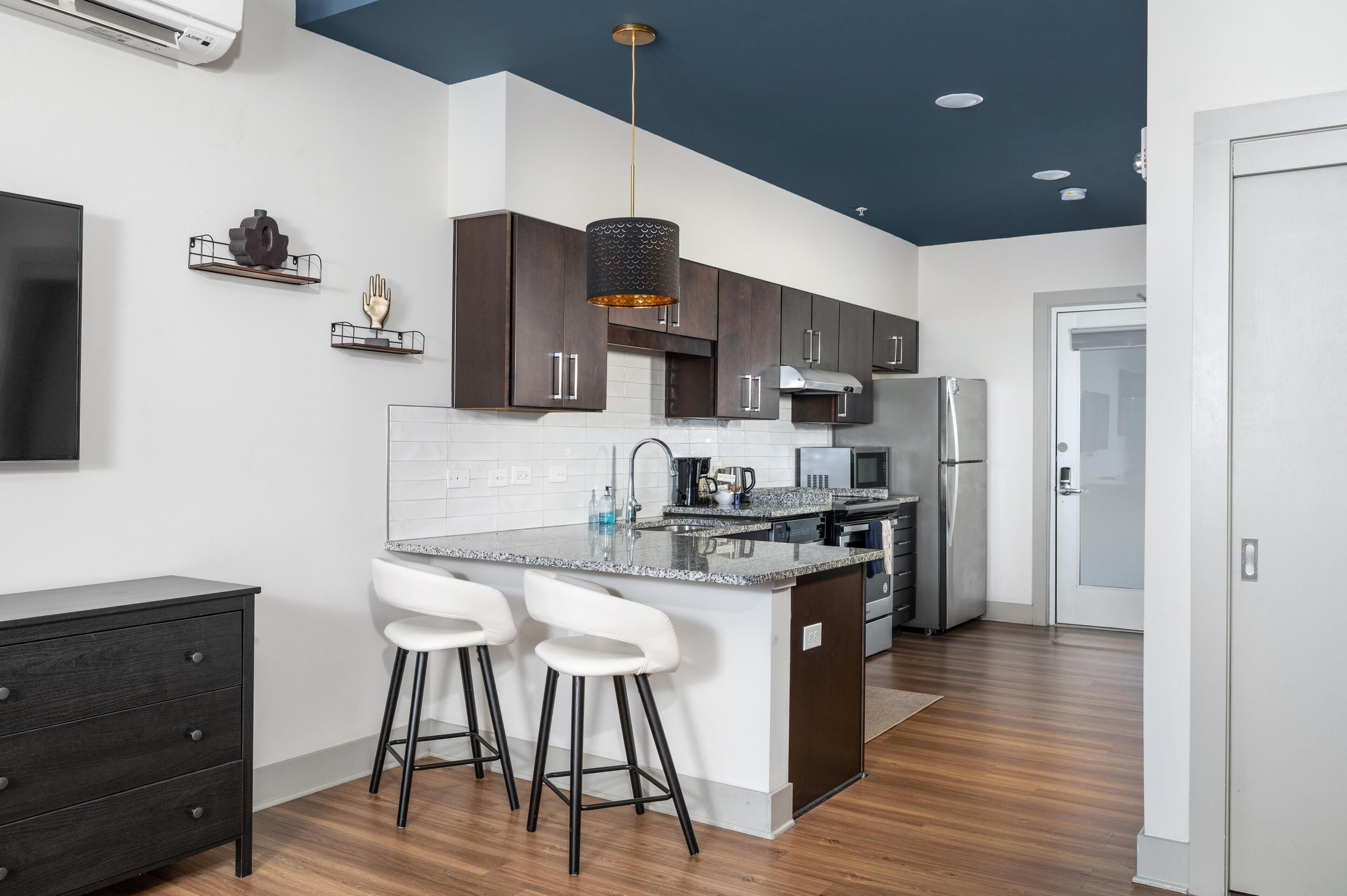 Frigorifero, microonde, forno, piano cottura