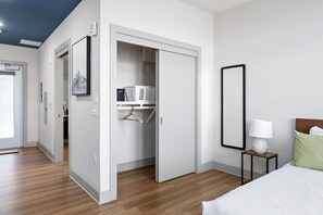 Tabla de planchar con plancha, wifi y ropa de cama