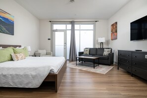 Een strijkplank/strijkijzer, wifi, beddengoed, rolstoeltoegankelijk