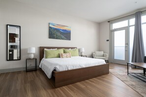 Tabla de planchar con plancha, wifi y ropa de cama