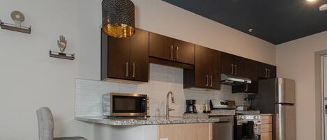 Kjøleskap, mikrobølgeovn, ovn og kokeplater