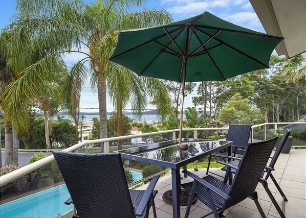 Outdoor dining - Beach Road The Somers (BATEHAVEN)
