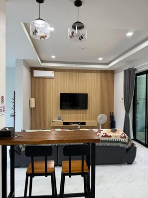 Superior-Villa | Wohnzimmer | 55-Zoll-Flachbildfernseher mit Digitalempfang, LCD-Fernseher