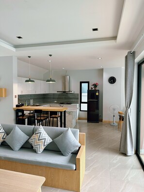 Villa Deluxe | Cocina privada | Frigorífico grande, microondas, placa de cocina y tostadora