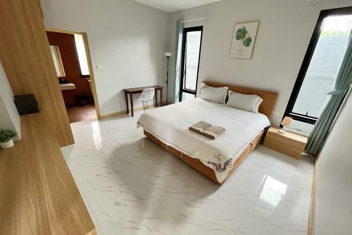 3 slaapkamers, een bureau, verduisterende gordijnen