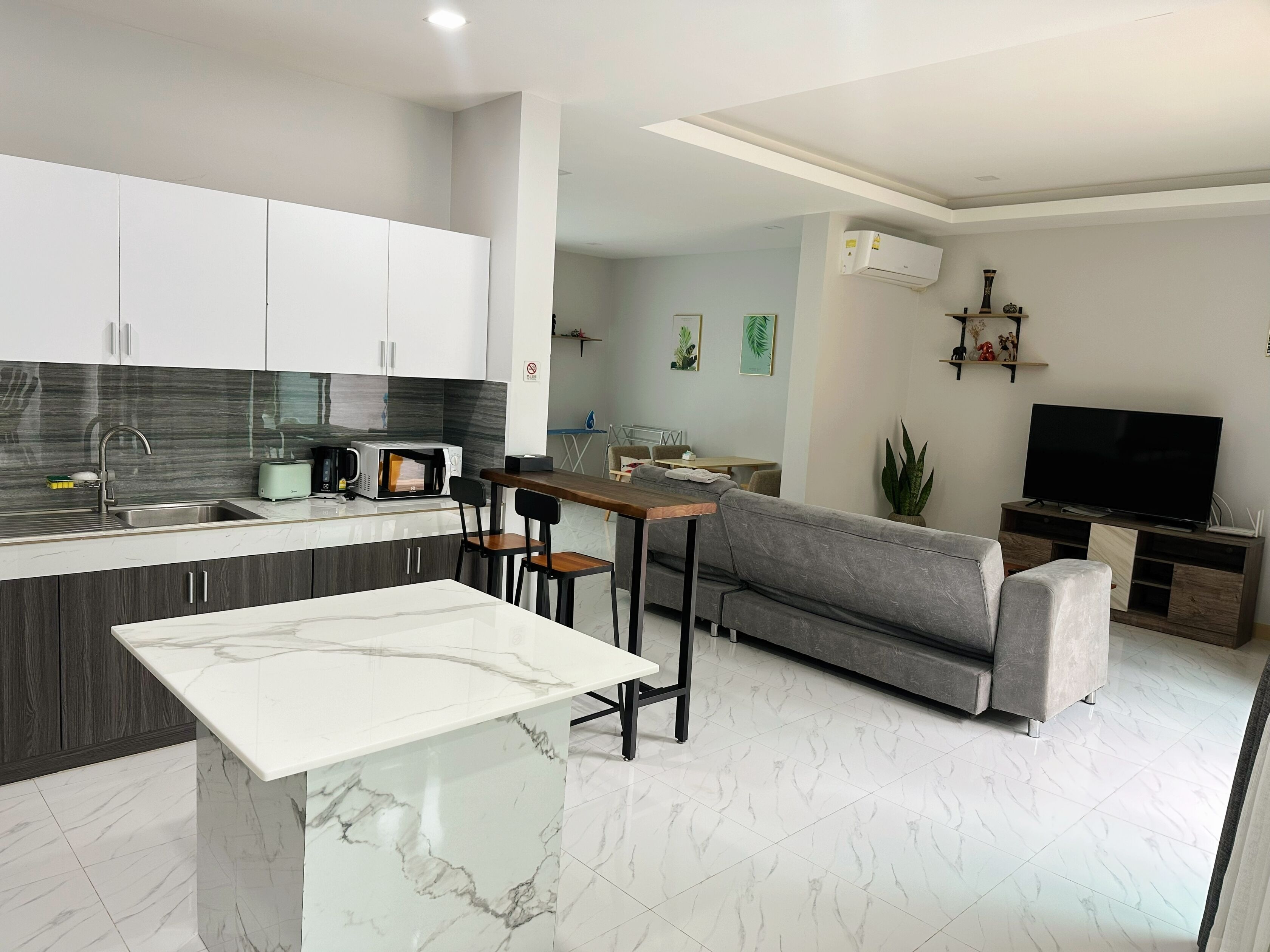 Superior Villa | Private kitchen | Full-size fridge, microwave, stovetop, toaster