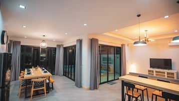 Deluxe Villa | Living area