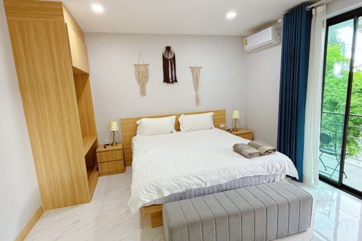 3 bedrooms, memory foam beds, desk, laptop workspace