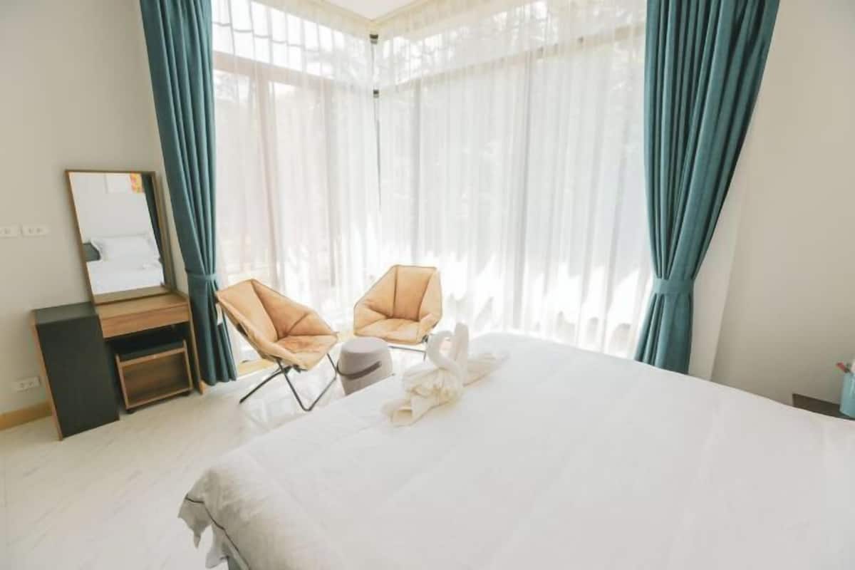 3 slaapkamers, een bureau, verduisterende gordijnen