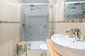 Sèche-cheveux, serviettes fournies, papier toilette