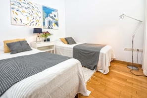 Bügeleisen/Bügelbrett, Reisekinderbett, kostenloses WLAN, Bettwäsche
