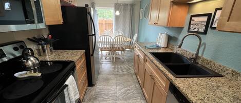 ثلاجة، فرن، غسالة أطباق، ماكينة لصنع القهوة/الشاي