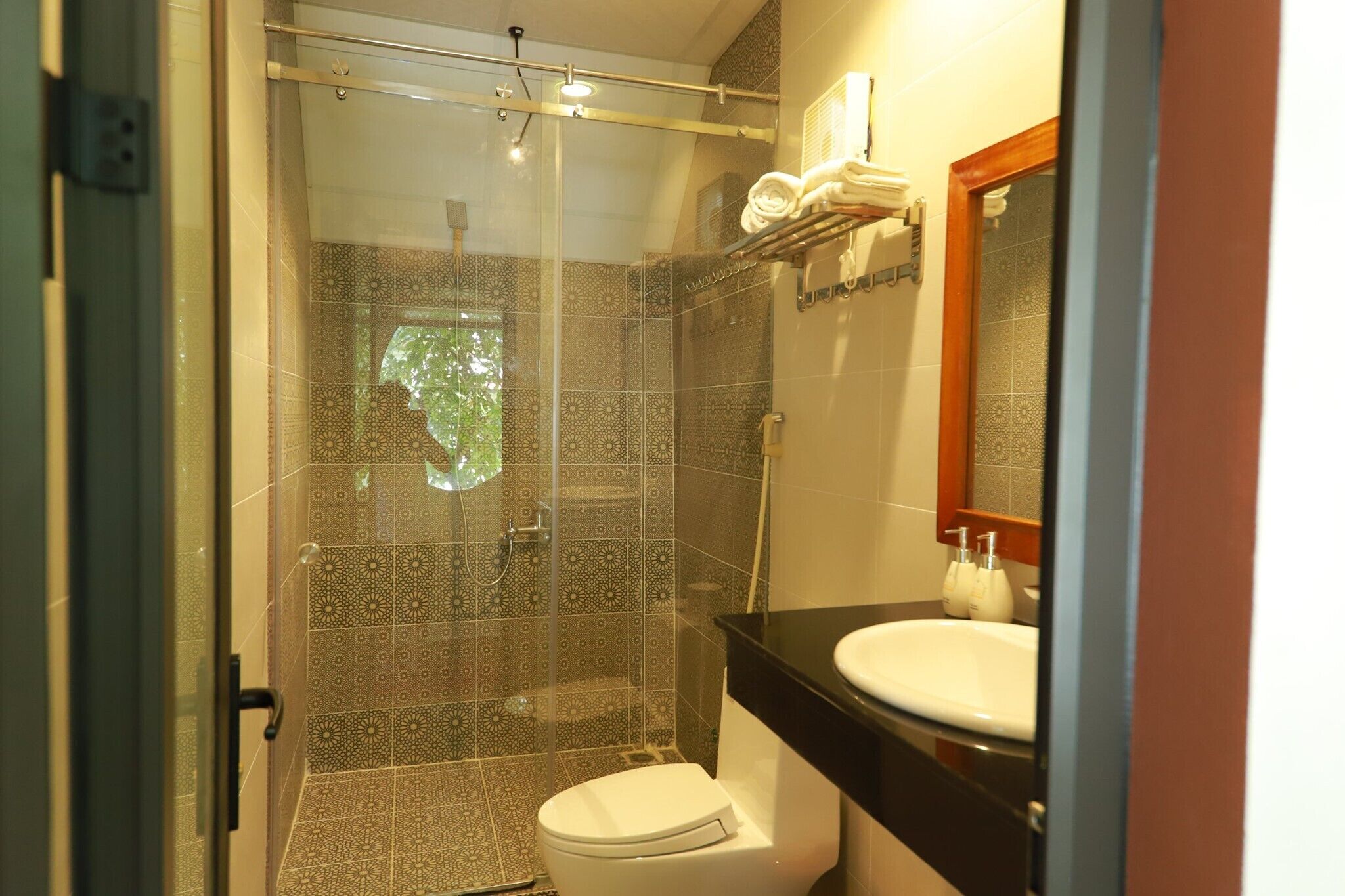 Bungalow | Bathroom | Shower, slippers, bidet, towels
