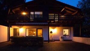 A two-story building with a balcony, a door, and a window. - Separate, comfortable house for 6-8 guests - 3 bedrooms, 3 bathrooms (Bad Sachsa)
