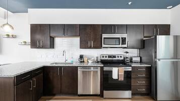 Refrigerador, microondas, horno y parrilla de estufa