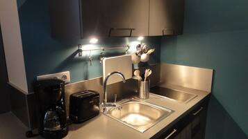 Een koelkast, een microgolfoven, een kookplaat