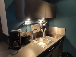 Kühlschrank, Mikrowelle, Herdplatte, Wasserkocher mit Kaffee-/Teezubehör