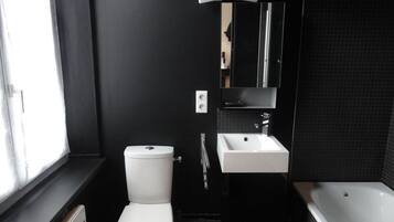 Baignoire, sĂšche-cheveux, serviettes fournies, savon