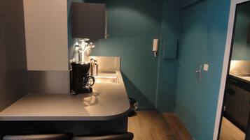 Een koelkast, een microgolfoven, een kookplaat