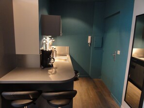 Kühlschrank, Mikrowelle, Herdplatte, Wasserkocher mit Kaffee-/Teezubehör